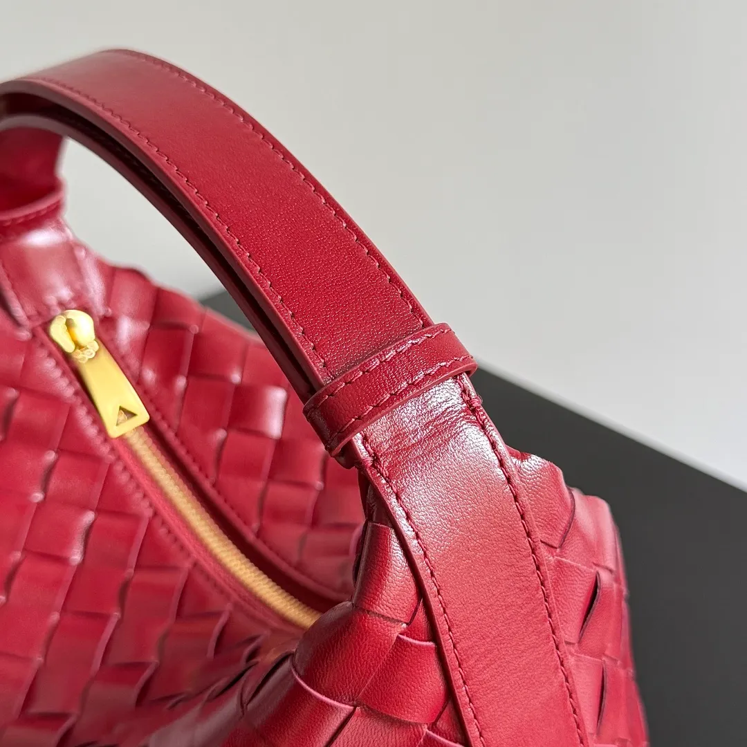 Batch 1360 It is predicted that BV Bottega’s lunch bag will be popular again this year. The entire bag is made of top nappa lambskin, which is very soft and lightweight. It also uses the intrecciato weaving process that the two founders spent several months developing from the beginning of the brand. It is completely hand-woven by Italian craftsmen. It perfectly reflects the craftsmanship of Bottega. The entire bag shape is also a very practical and popular lunch box bag type. The slightly curved arc of the bag mouth can also better fit our wrists. Style number: 754443 Size: 22*13*9cm
